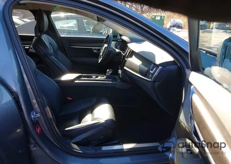 2017 Volvo V90 Cross Country T6 z USA, uszkodzony, nr VIN YV4A22NLXH1001253